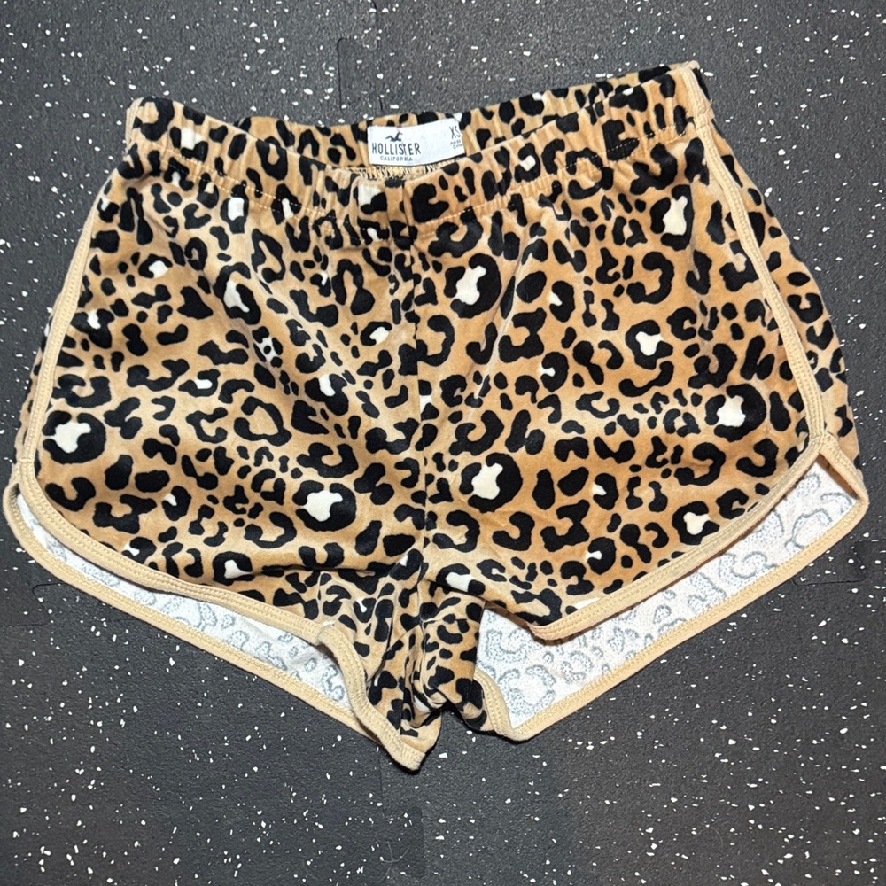 Hollister Women's Tan and Black Athletic Shorts